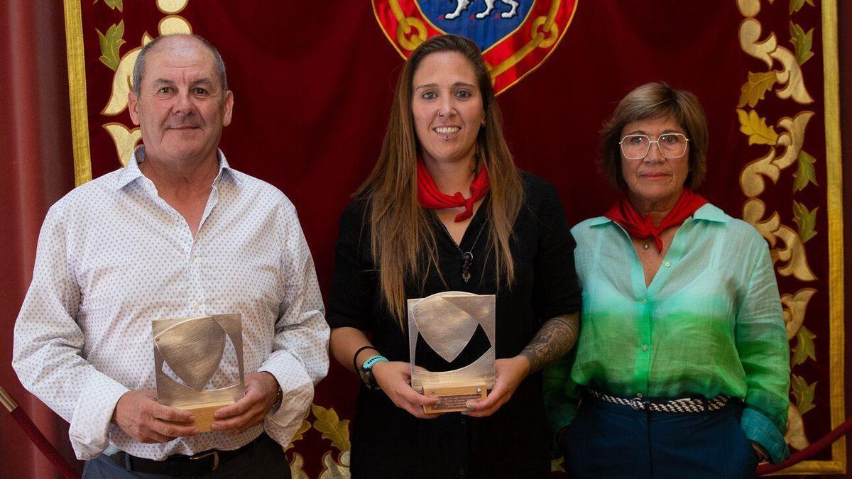 Rafael Sanjurjo, Mai Garde y Ana Maté, en el acto de entrega del séptimo Pañuelo de Pamplona – Iruñeko Zapia en el Salón de Recepciones de la Casa Consistorial.