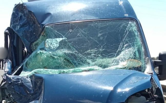 Así quedó la furgoneta que recibió el impacto