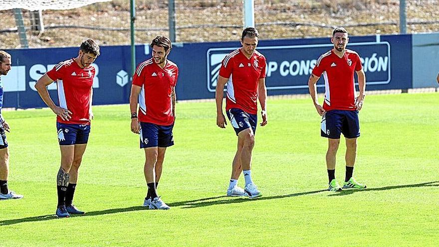 De izquierda a derecha, el preparador físico Pablo Iriarte, David García, Juan Cruz, Kike García, Moi Gómez y el Chimy Ávila, ayer en Tajonar.