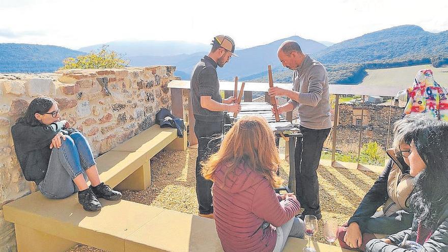 Kimu Txalaparta actúan en Eraul con Montejurra y Belástegui al fondo.