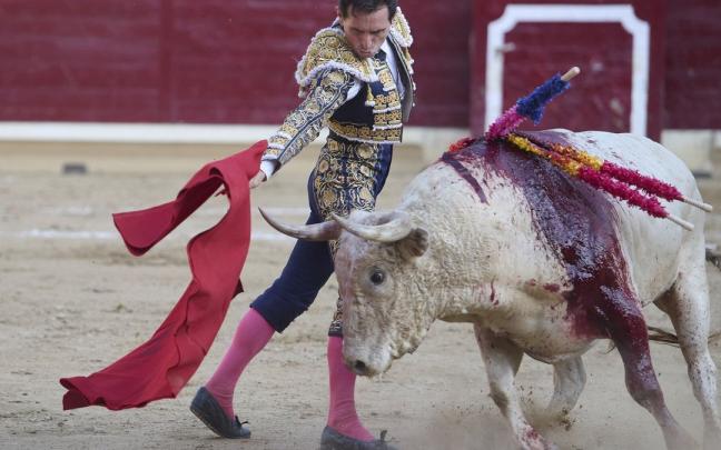 Joselillo intenta aplicarse con la mano diestra ante 'Rompedor'