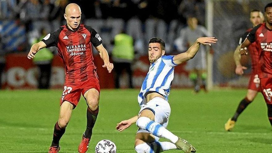 Jon Guridi durante su etapa como futbolista del Mirandés.