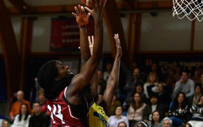 Da Silva trata de anotar bajo el aro del Gran Canaria.