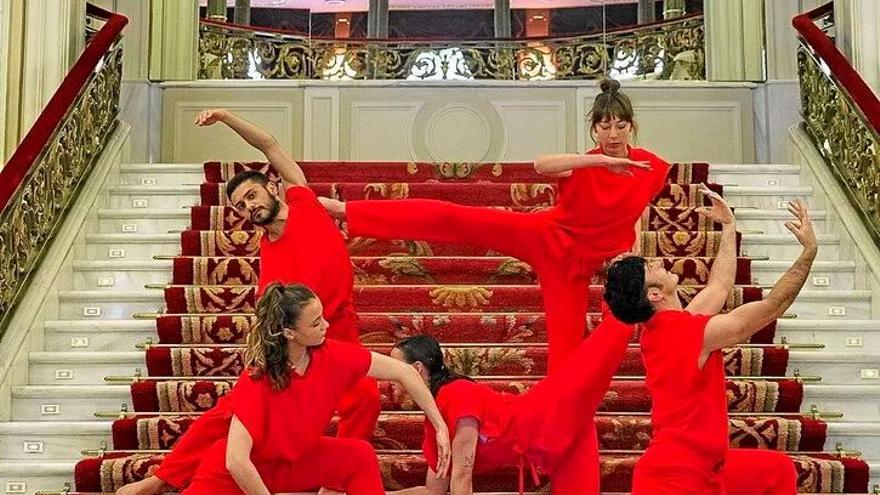 Mikel del Valle, con algunos bailarines más en el Arriaga.