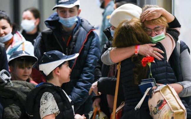 Un grupo de refugiados ucranianos se reúne con familiares y conocidos. Un grupo de refugiados ucranianos se reúne con familiares y conocidos.