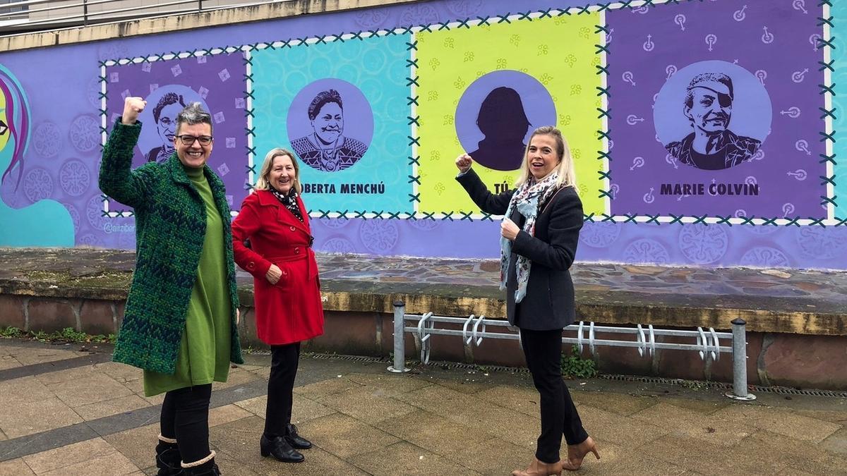 Ibarguen, a la izquierda, en el acto de presentación del mural que reivindica la igualdad.