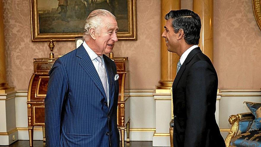 El rey Carlos III recibió a Rishi Sunak en Buckingham Palace y le encargó conformar el nuevo Gobierno de Reino Unido.