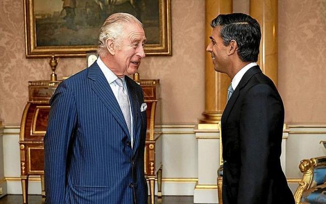 El rey Carlos III recibió a Rishi Sunak en Buckingham Palace y le encargó conformar el nuevo Gobierno de Reino Unido. El rey Carlos III recibió a Rishi Sunak en Buckingham Palace y le encargó conformar el nuevo Gobierno de Reino Unido.