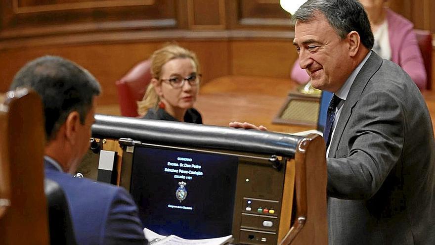 Aitor Esteban pasa frente al escaño de Pedro Sánchez en el pasado debate de política general. | FOTO: E. P.