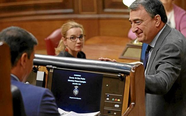 Aitor Esteban pasa frente al escaño de Pedro Sánchez en el pasado debate de política general. | FOTO: E. P.