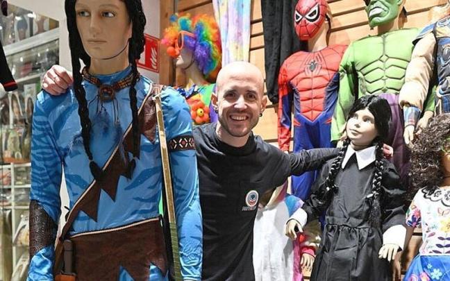 Aingeru Cuñado muestra los disfraces.