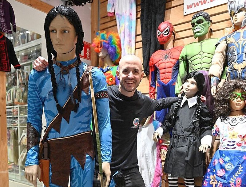 Aingeru Cuñado muestra los disfraces.