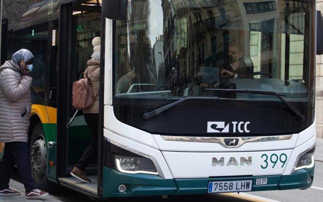 Viajeras con mascarilla entrando a la villavesa, una obligatoriedad que se espera que desaparezca en febrero. Viajeras con mascarilla entrando a la villavesa, una obligatoriedad que se espera que desaparezca en febrero.
