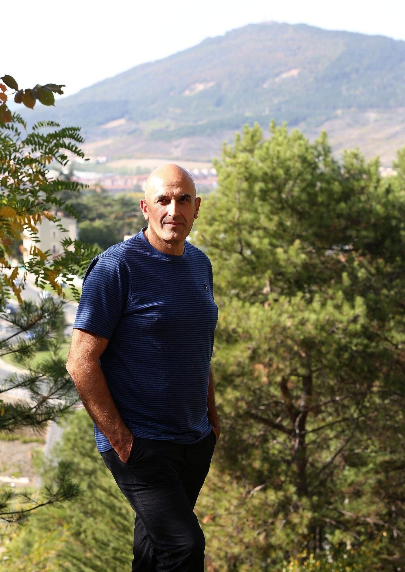 Germán Albéniz posa en los depósitos de Mendillorri. Al fondo, San Cristóbal.