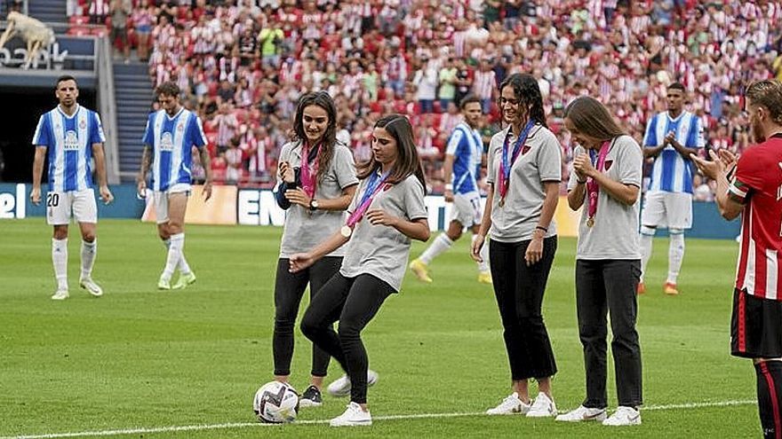 Saque de honor de las campeonas del Mundo y de Europa.