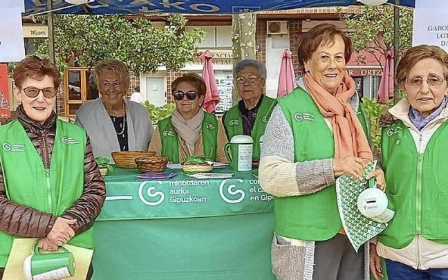 Voluntarias de la asociaci&oacute;n el d&iacute;a 5 en Beasain. | FOTO: N.G.