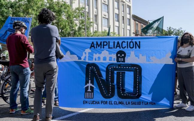 Manifestación contra la ampliación del aeropuerto madrileño. Manifestación contra la ampliación del aeropuerto madrileño.