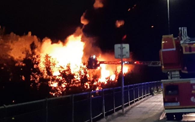 Los bomberos intentan extinguir el fuego. Los bomberos intentan extinguir el fuego.