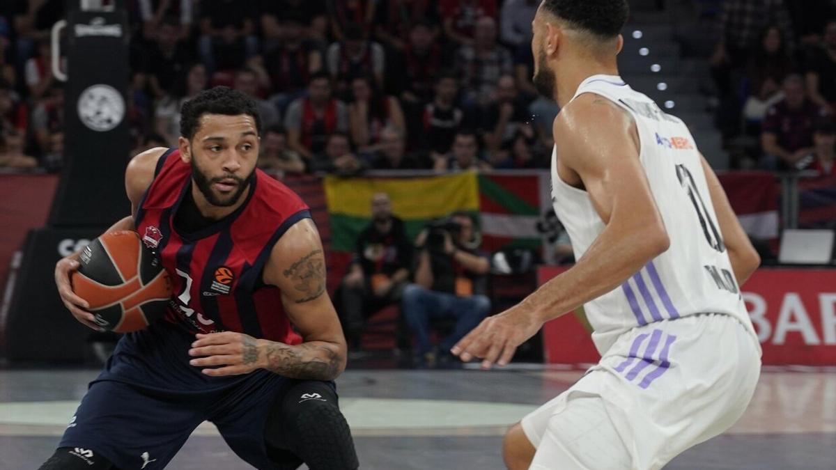 Henry controla el balón en un partido ante el Real Madrid