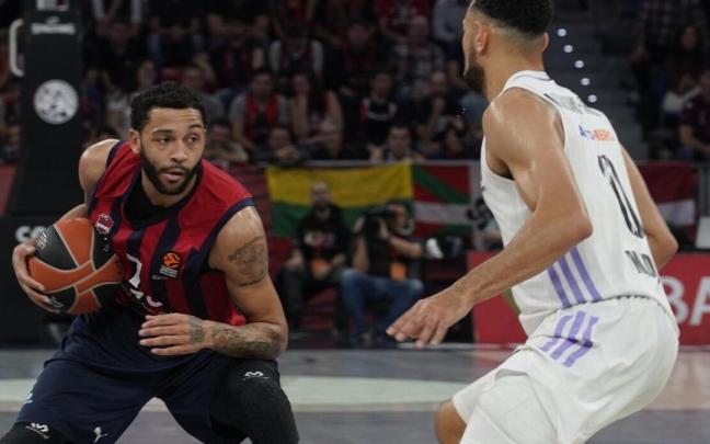 Henry controla el balón en un partido ante el Real Madrid