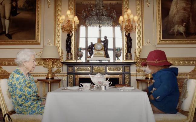 Isabel II tomando el t&eacute; junto al oso Paddington con motivo de su Jubileo de Platino.