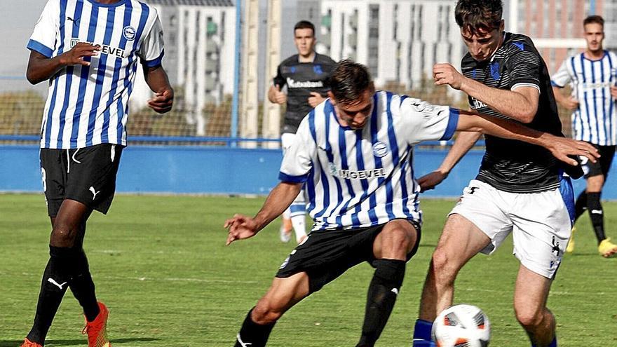 El filial alavesista recibió ayer un severo castigo en su visita al Izarra. | FOTO: PILAR BARCO