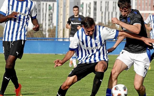 El filial alavesista recibió ayer un severo castigo en su visita al Izarra. | FOTO: PILAR BARCO