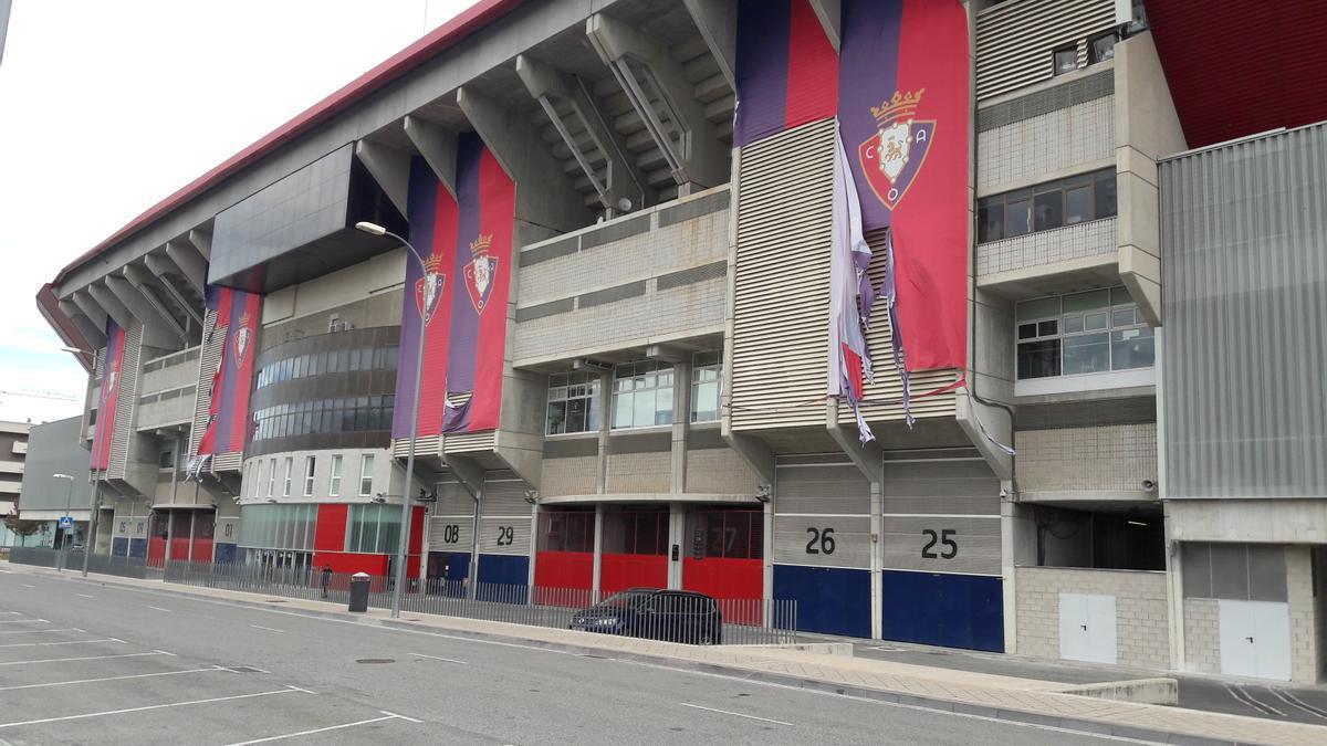 Estado de las dañadas banderas de Osasuna que adornan el exterior de El Sadar.