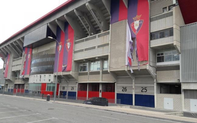 Estado de las da&ntilde;adas banderas de Osasuna que adornan el exterior de El Sadar.