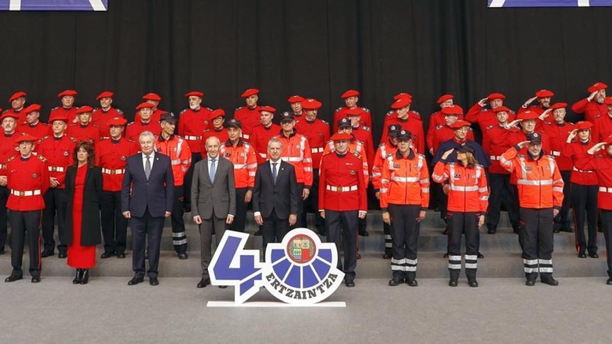 El lehendakari Urkullu, junto a Josu Erkoreka, presidió el acto del 40 aniversario de las unidades de tráfico de la Ertzaintza.