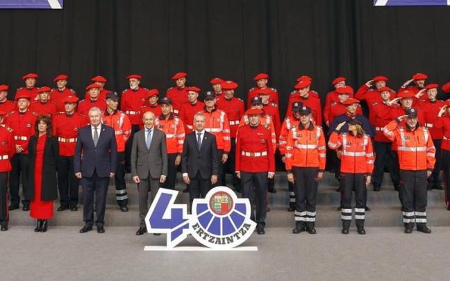 El lehendakari Urkullu, junto a Josu Erkoreka, presidi&oacute; el acto del 40 aniversario de las unidades de tr&aacute;fico de la Ertzaintza.