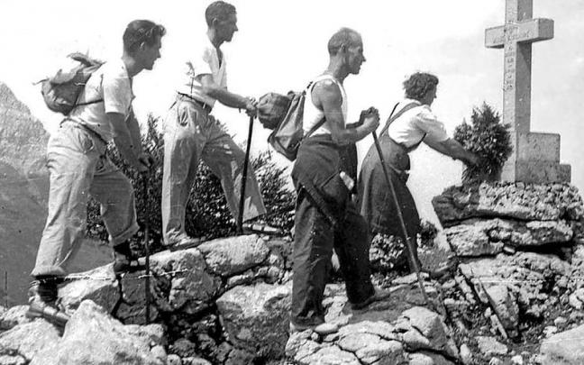 Montañeros de Eibar depositan flores en la cruz. Montañeros de Eibar depositan flores en la cruz.