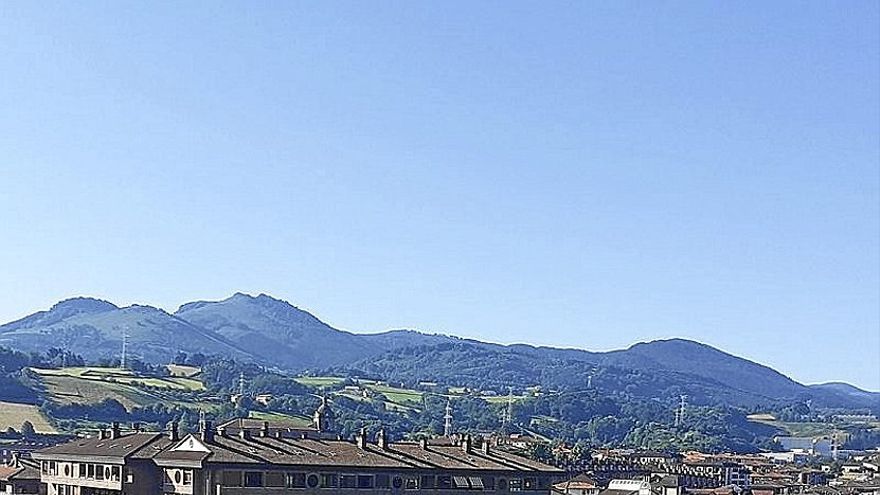 Vista de Urnieta, desde la carretera que lleva a Lasarte-Oria.