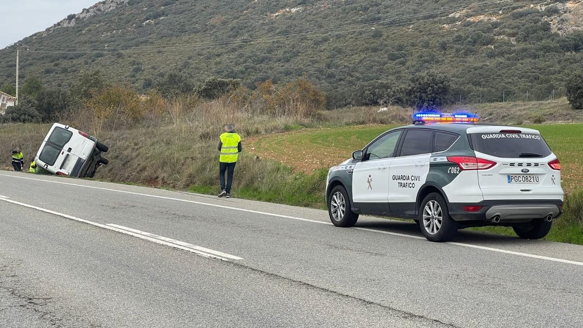 El vehículo, tras la salida de vía en la N-121, en el término municipal de Unzue
