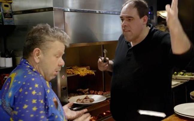 Alberto Chicote y Chema en 'Pesadilla en la cocina'.