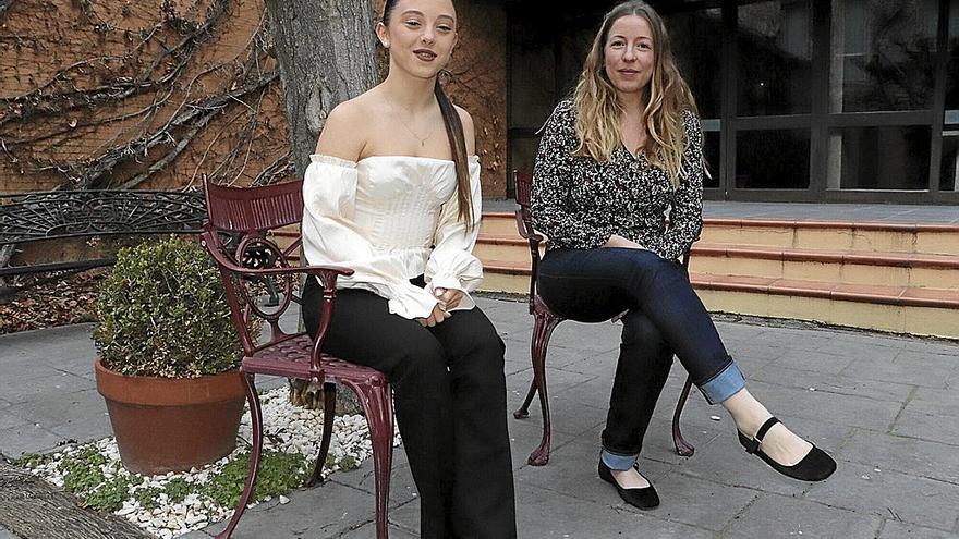 La actriz Carla Quílez, y la directora de ‘La Maternal’, Pilar Palomero, ayer en Tudela antes de la presentación.