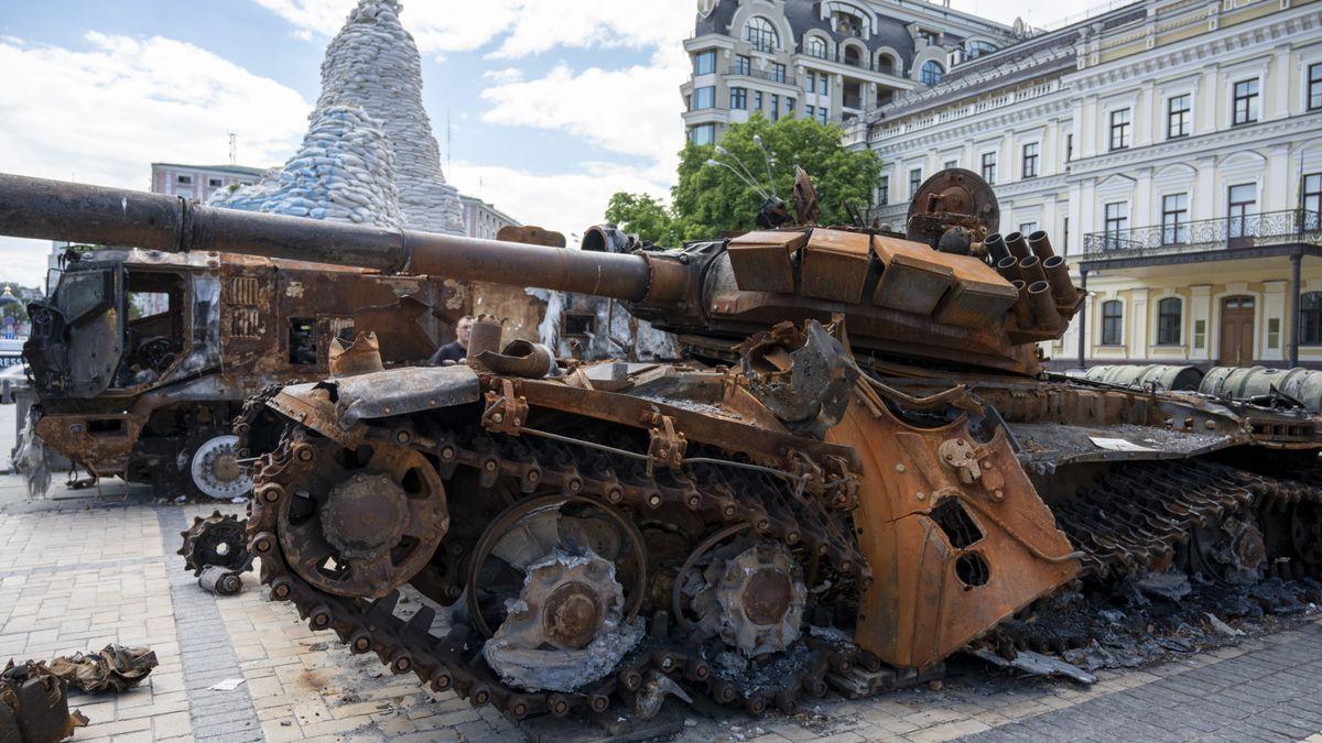 Un tanque ruso destruido en Kiev