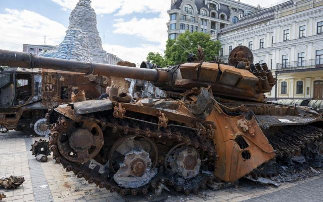 Un tanque ruso destruido en Kiev Un tanque ruso destruido en Kiev