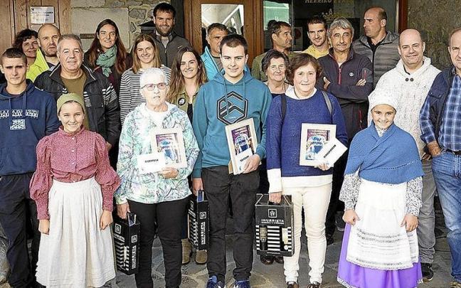 Gazta lehiaketako saridunak, epaimahaikide eta Biltokiko batzordeko kideekin batera.