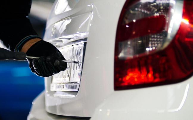 Colocación de una placa de matrícula.