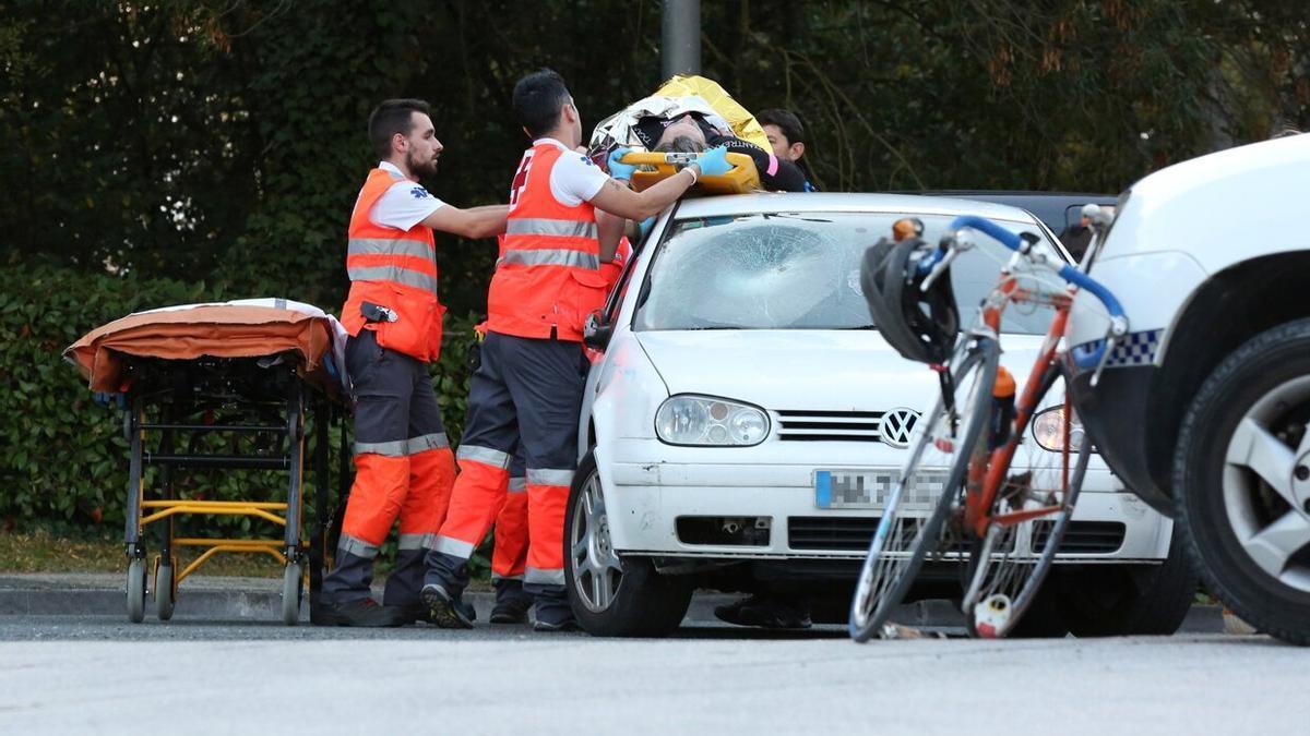 Las asistencias sanitarias atienden al ciclista atropellado.