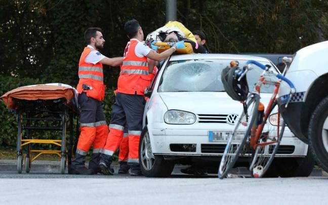 Las asistencias sanitarias atienden al ciclista atropellado. Las asistencias sanitarias atienden al ciclista atropellado.