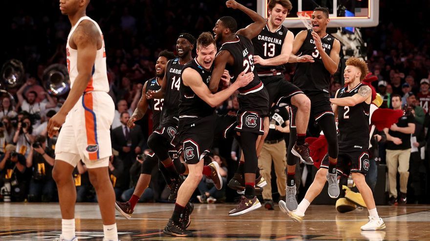 Maik Kotsar y Tommy Corchiani (con el número 13) hijo del ex-baskonista Chris Corchiani fueron compañeros de equipo en la Universidad de South Carolina