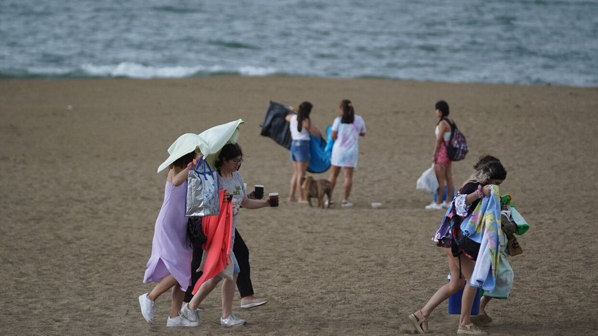 Varias personas disfrutan de uno de los arenales de la costa vasca.