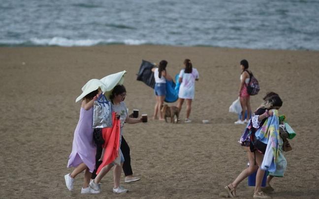 Varias personas disfrutan de uno de los arenales de la costa vasca. Varias personas disfrutan de uno de los arenales de la costa vasca.