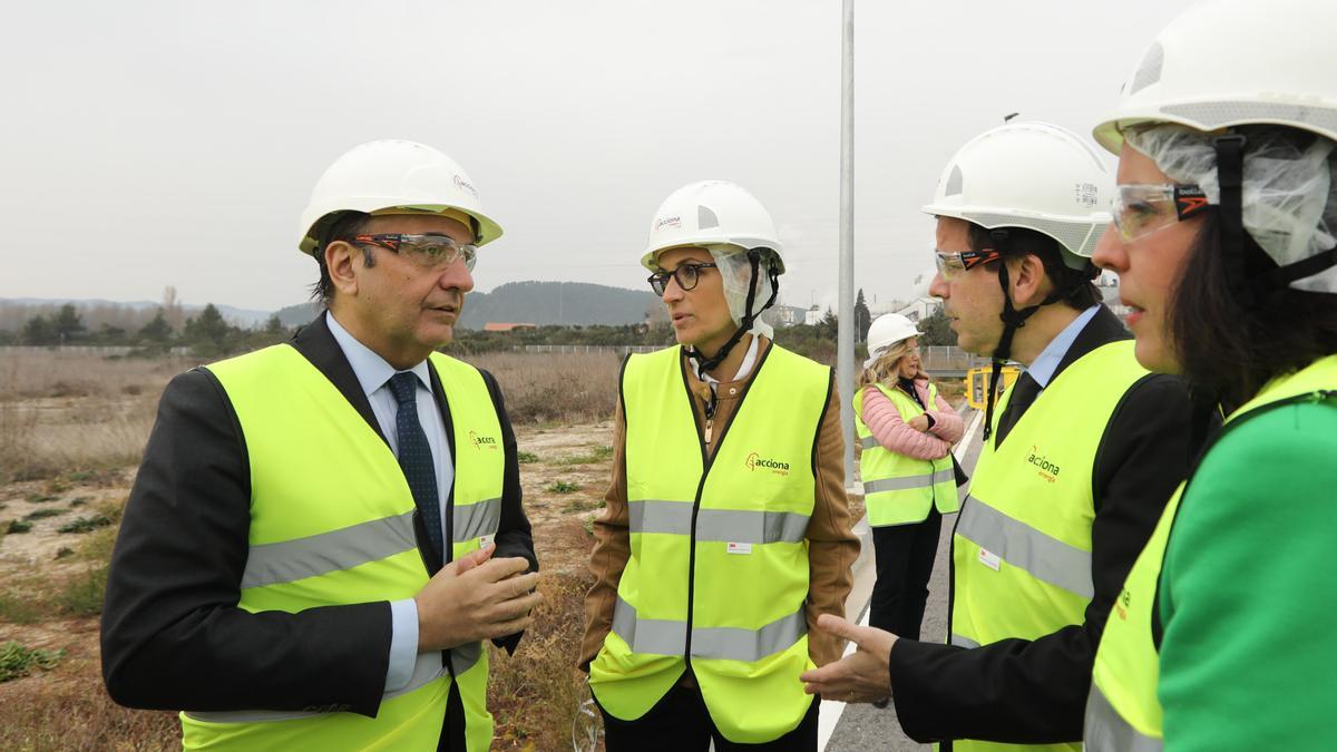 María Chivite, y el consejero de Desarrollo Económico y Empresarial, Mikel Irujo, junto al director ejecutivo de Acciona Energía y presidente de AccionaPlug, Rafael Mateo.