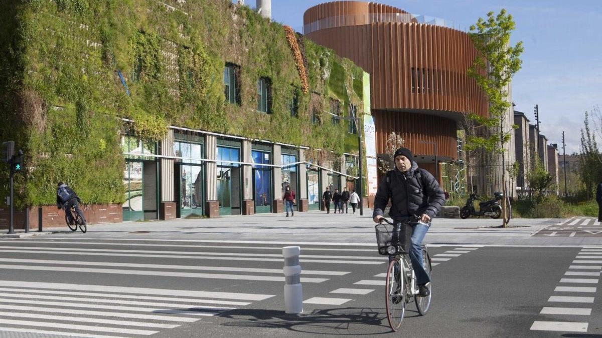 Un ciclista atraviesa la calle Chile tras rebasar el contador a la altura del Palacio Europa