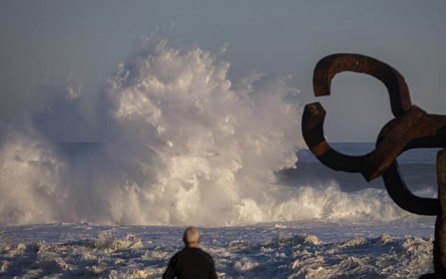 Un hombre observa el oleaje a primera hora de este lunes en Donostia junto a la escultura El Peine del Viento, de Eduardo Chillida. Un hombre observa el oleaje a primera hora de este lunes en Donostia junto a la escultura El Peine del Viento, de Eduardo Chillida.
