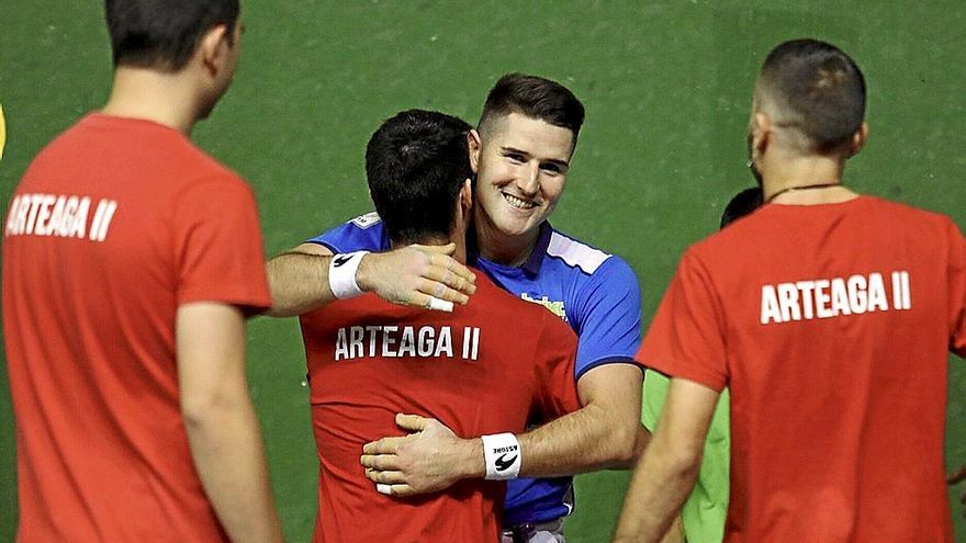 Axier Arteaga recibi&oacute; ayer el cari&ntilde;o de sus amigos, familiares y seguidores. | FOTO: JAVIER COLMENERO
