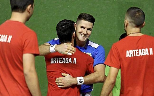 Axier Arteaga recibi&oacute; ayer el cari&ntilde;o de sus amigos, familiares y seguidores. | FOTO: JAVIER COLMENERO